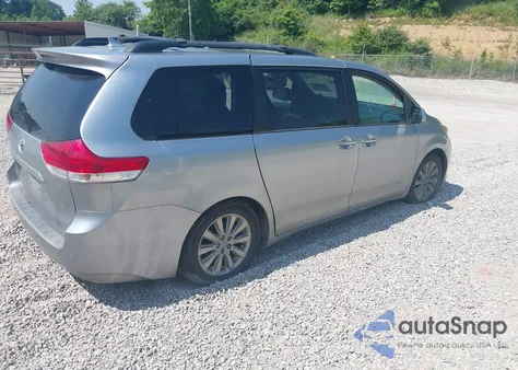 2011 Toyota Sienna Limited z USA, uszkodzony, nr VIN 5TDDK3DC9BS008275